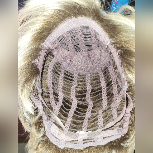 Short Blonde Wig - 10LR - Picture 7 of 8